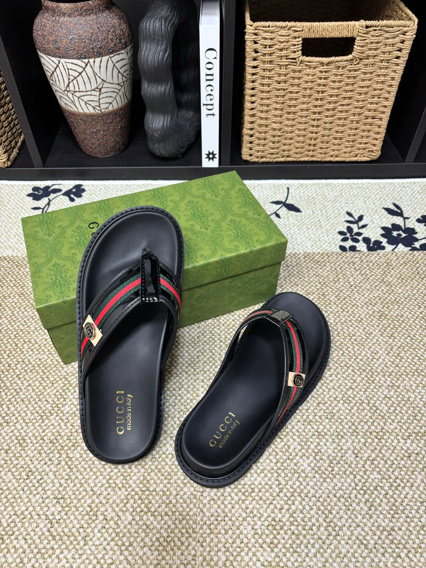 Factory 💰 300 yuan Gucci slippers] high-end men's shoes brand official website 1:1 latest masterpiece: original mold customization, the fabric is made of imported original materials, upgraded outsole, lighter and non-slip. The market's top quality, simple yet tasteful, a must-have for fashionistas, fashionable at your feet, full of confidence, the same style at the counter 👍The season of summer slippers is here. Code: 38-45 (45 customized)